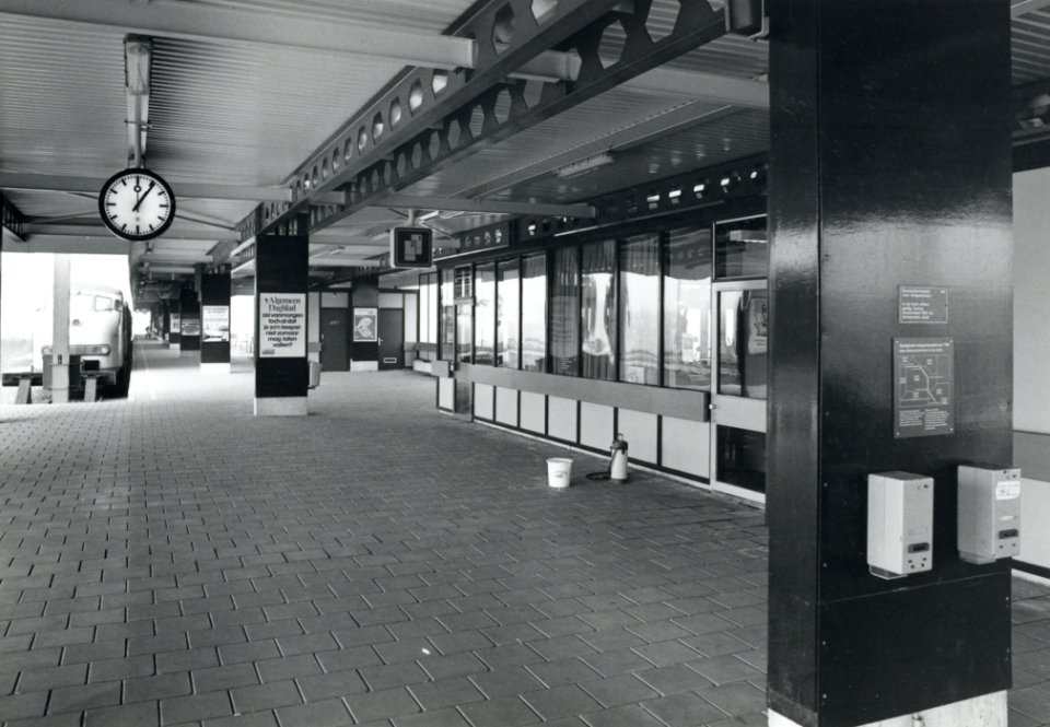HUA-170791-Gezicht op het perron van het N.S.-station Amsterdam RAI te Amsterdam