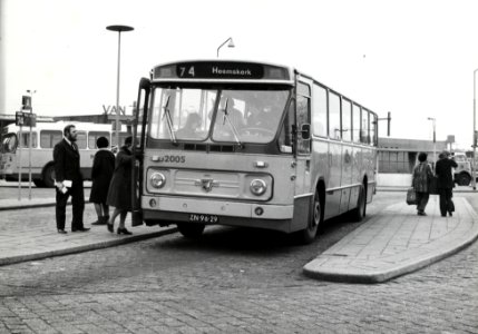 HUA-171223-Afbeelding van een streekbus van de NZH als lijn 74 naar Heemskerk op het autobusstation bij het NS station Beverwijk
