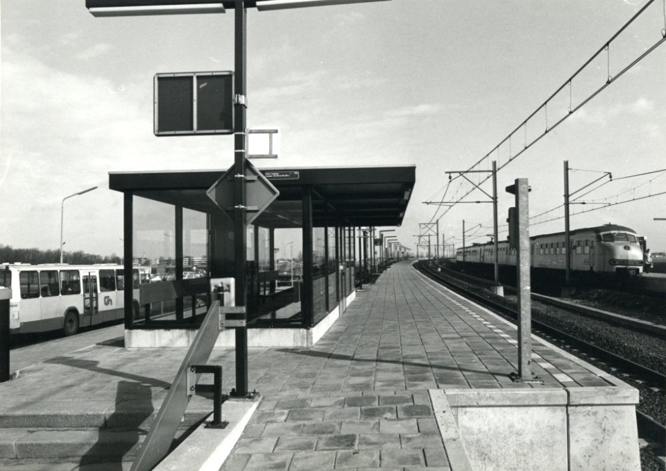 HUA-170809-Gezicht op één van de perrons van het N.S.-station Hoofddorp