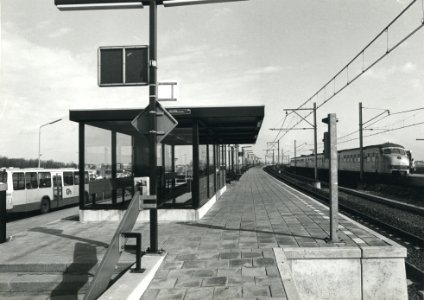HUA-170809-Gezicht op één van de perrons van het N.S.-station Hoofddorp