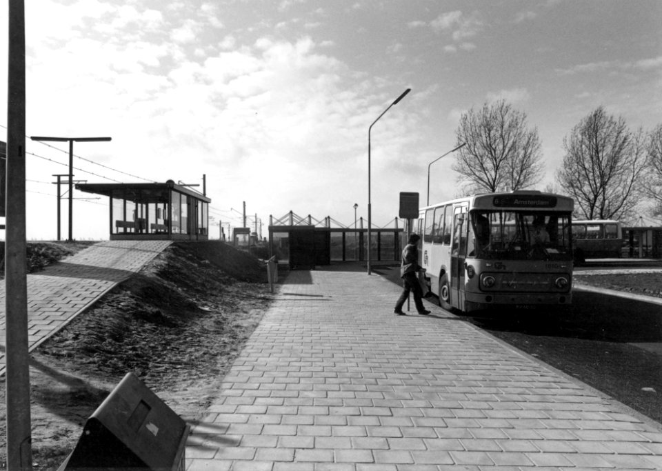 HUA-170811-Afbeelding van de bushalte bij het N.S.-station Hoofddorp, met een autobus van Centraal Nederland