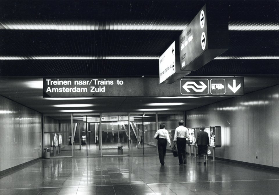 HUA-170841-Interieur van het NS station Schiphol toegang naar het station vanaf de luchthaven