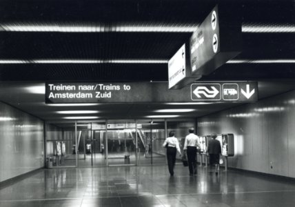 HUA-170841-Interieur van het NS station Schiphol toegang naar het station vanaf de luchthaven