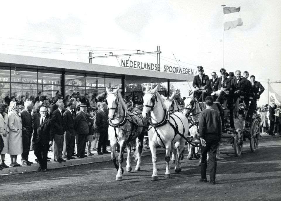 HUA-171147-Afbeelding van het vertrek van de gasten per diligence naar het cultureel centrum De Nobelaer te Etten-Leur na de opening van het nieuwe N.S.-station Etten-Leur