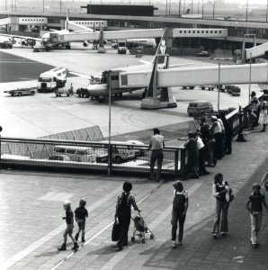 HUA-170830-Gezicht op één van de pieren van de luchthaven Schiphol
