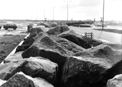 HUA-171048-Afbeelding van het vervoer van stenen per spoor ten behoeve van de aanleg van de Europoorthaven bij Rotterdam