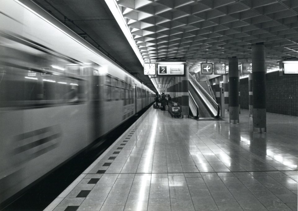 HUA-170806-Gezicht op het perron van het NS station Schiphol