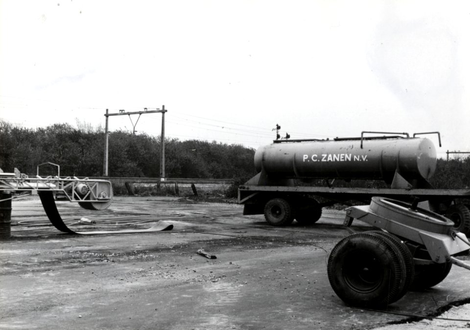 HUA-169087-Afbeelding van de aanleg van een tijdelijke bouwplaats voor het aannemersbedrijf Fa. P.C. Zanen N.V. ten behoeve van de aanleg van Rijksweg 1 langs de spoorlijn te Stroe