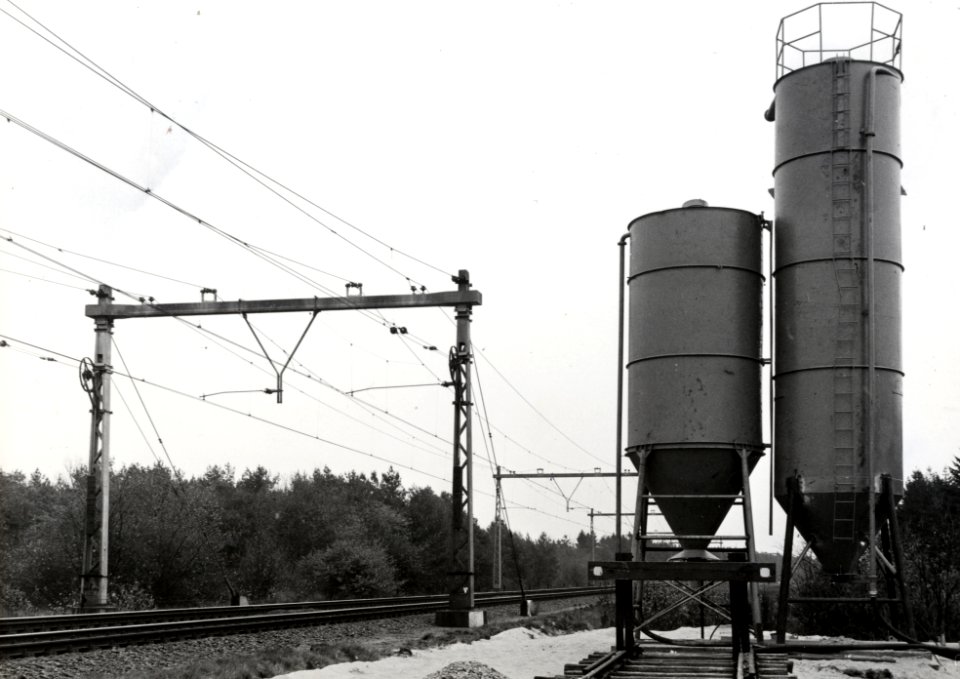 HUA-169089-Afbeelding van de aanleg van een tijdelijke bouwplaats voor het aannemersbedrijf Fa. P.C. Zanen N.V. ten behoeve van de aanleg van Rijksweg 1 langs de spoorlijn te Stroe