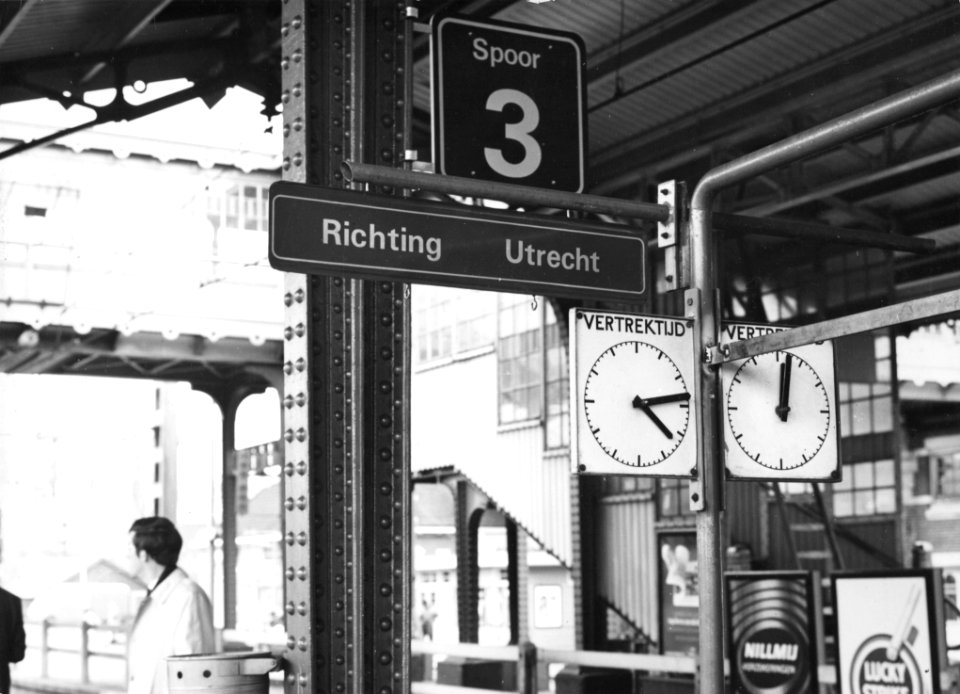 HUA-170749-Afbeelding van een vertrekrichtingbord en een perronnummer-aanduiding in de nieuwe huisstijl van N.S. op het N.S.-station Woerden te Woerden