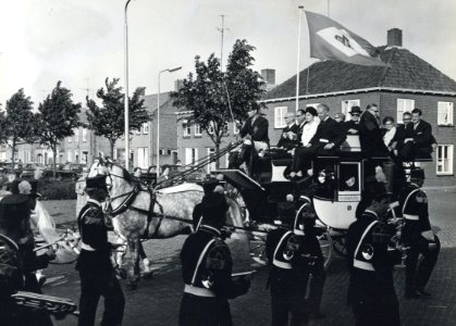 HUA-171149-Afbeelding van het vertrek van de gasten per diligence naar het cultureel centrum De Nobelaer te Etten Leur na de opening van het nieuwe NS station Et