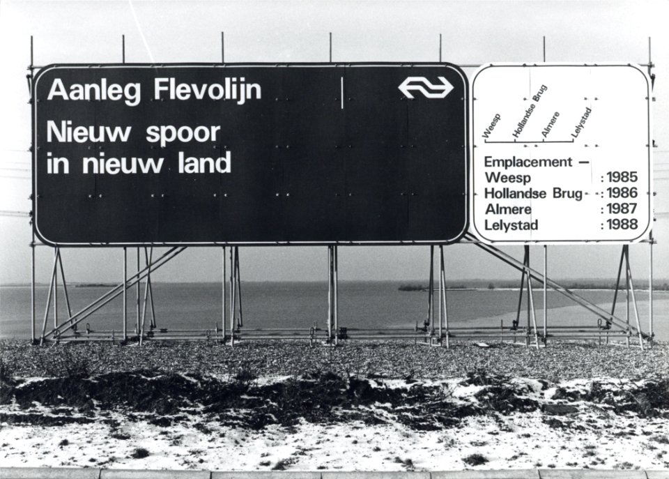 HUA-170869-Afbeelding van het bouwbord voor de in aanleg zijnde Flevolijn waarschijnlijk bij het Gooimeer te Muiderberg