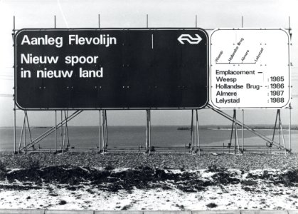 HUA-170869-Afbeelding van het bouwbord voor de in aanleg zijnde Flevolijn waarschijnlijk bij het Gooimeer te Muiderberg
