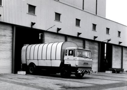 HUA-169067-Afbeelding van de aanvoer van huisvuil per vuilnisauto bij het overlaadstation van VAM te Apeldoorn