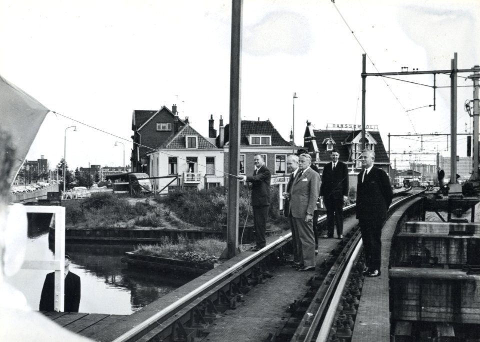 HUA-171165-Afbeelding van de onthulling van het gedenkbord voor de opening van het spoorviaduct door Delft door burgemeester D. de Loor