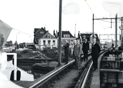 HUA-171165-Afbeelding van de onthulling van het gedenkbord voor de opening van het spoorviaduct door Delft door burgemeester D. de Loor