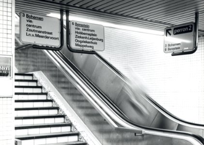 HUA-170764-Afbeelding van richtingwijzers met verzijzingen naar de trams in de huisstijl van NS op het NS station Den Haag CS