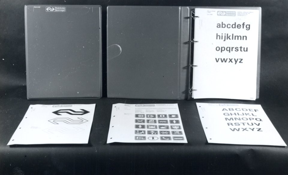 HUA-170759-Afbeelding van het huisstijl handboek van N.S