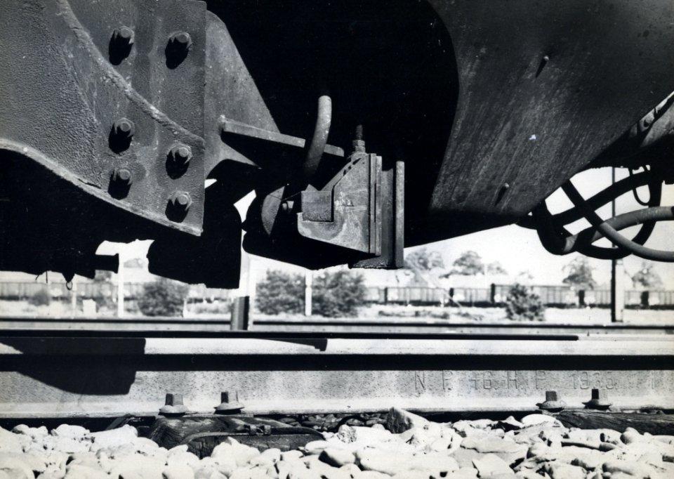 HUA-170886-Afbeelding van de spoel voor de ATB Automatische Treinbeïnvloeding onder een trein van NS