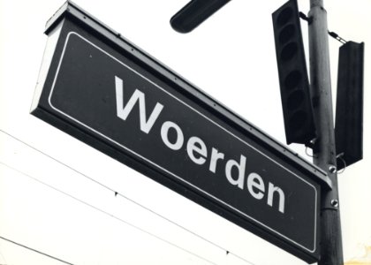 HUA-170748-Afbeelding van het stationsnaambord in de nieuwe huisstijl van NS op het NS station Woerden te Woerden
