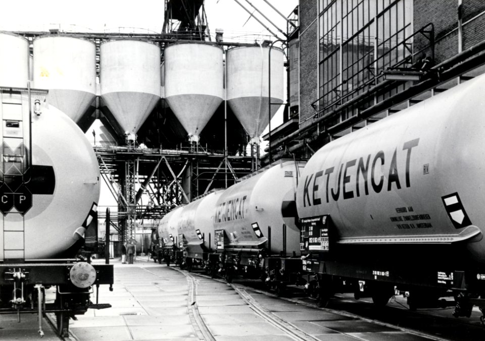 HUA-169079-Afbeelding van enkele ketelwagens voor het vervoer van zwavelzuur op het terrein van de zwavelzuurfabriek Ketjencat aan de Distelweg te Amsterdam Noord