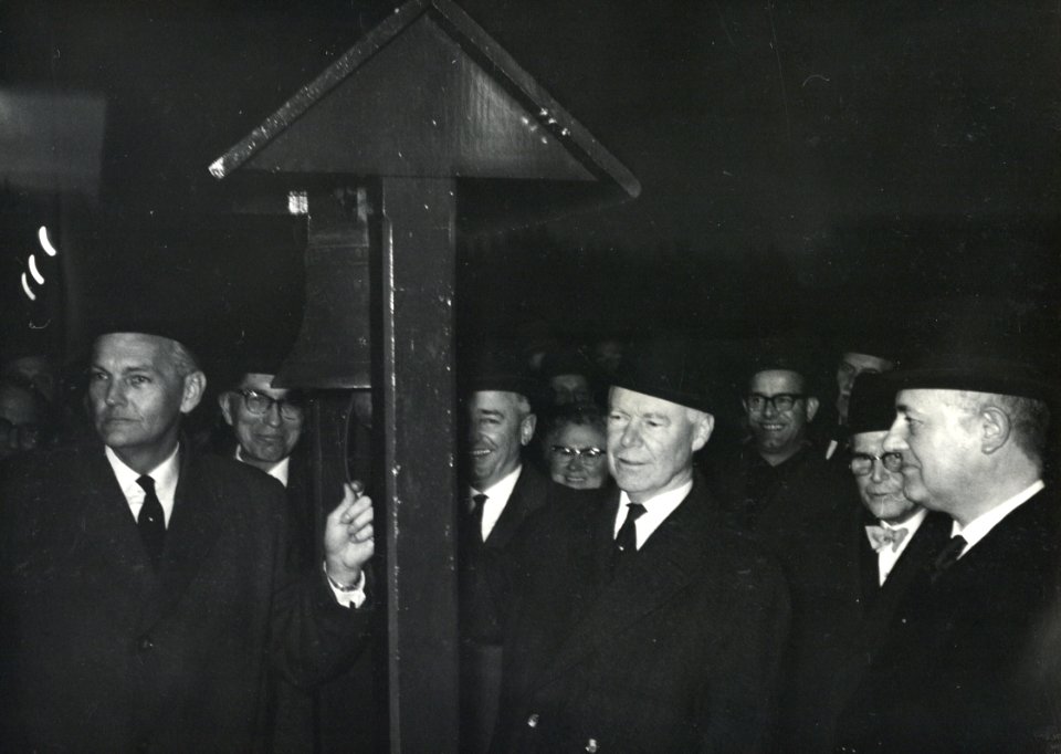 HUA-171131-Afbeelding van de opening van het nieuwe N.S.-station Driebergen-Zeist te Driebergen-Rijsenburg door de burgemeesters mr. R.W. baron van Boetzelaar van Driebergen-Rijsenburg (links) en mr. A.P. Kortha