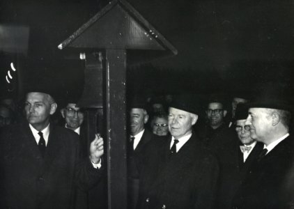 HUA-171131-Afbeelding van de opening van het nieuwe N.S.-station Driebergen-Zeist te Driebergen-Rijsenburg door de burgemeesters mr. R.W. baron van Boetzelaar van Driebergen-Rijsenburg (links) en mr. A.P. Kortha