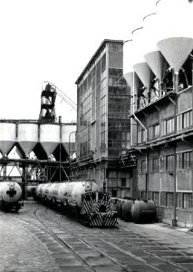 HUA-169076-Gezicht op de spooraansluiting met fabriekslocomotief en goederenwagens bij de zwavelzuurfabriek van Ketjencat aan de Distelweg te Amsterdam Noord