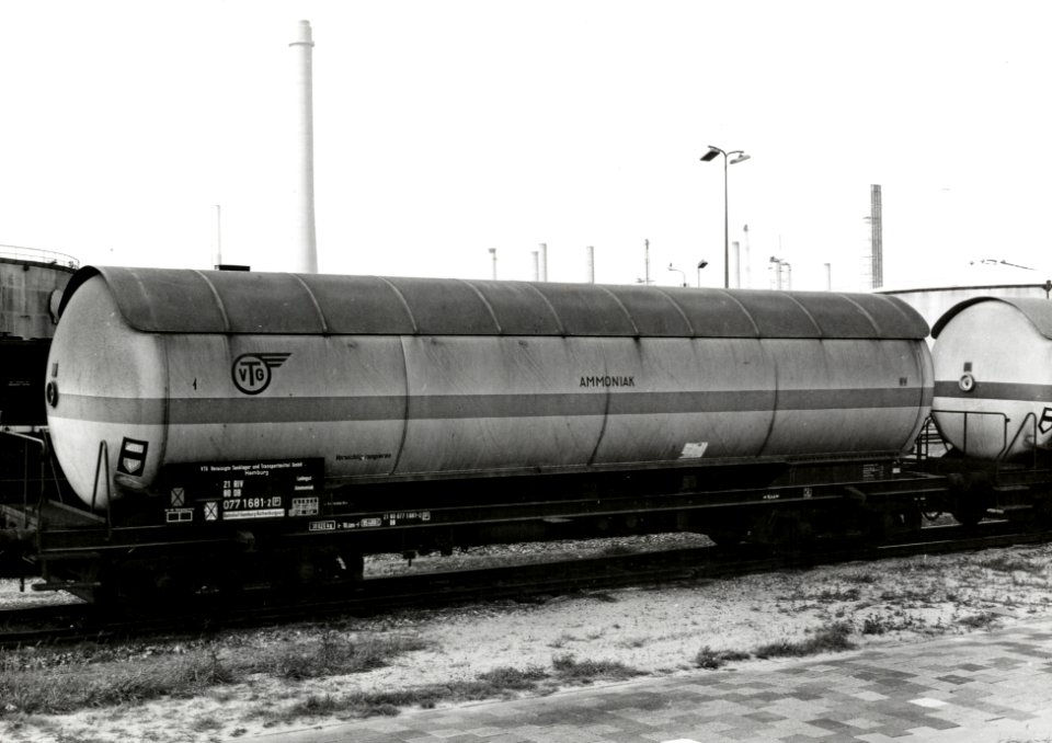 HUA-170996-Afbeelding van een ketelwagen van VTG -DSM Holland voor het vervoer van amoniak te Rotterdam