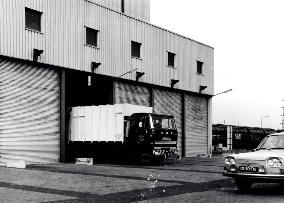 HUA-169069-Afbeelding van de aanvoer van huisvuil per vuilnisauto bij het overlaadstation van VAM te Apeldoorn