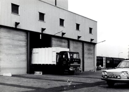 HUA-169069-Afbeelding van de aanvoer van huisvuil per vuilnisauto bij het overlaadstation van VAM te Apeldoorn