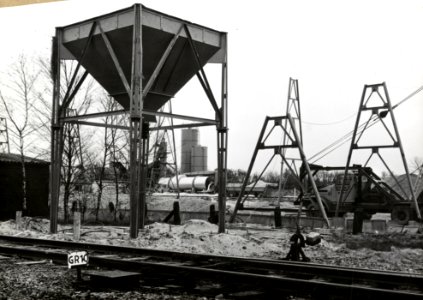 HUA-169093-Afbeelding van de aanleg van een tijdelijke bouwplaats voor het aannemersbedrijf Fa. P.C. Zanen N.V. ten behoeve van de aanleg van Rijksweg 1 langs de spoorlijn te Stroe
