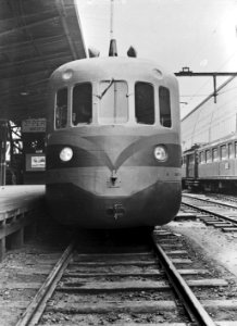 HUA-169818-Afbeelding van de kop van een diesel-electrisch T.E.E.-treinstel van de S.N.C.F. (XF 1114, TAR, "Picardie") langs het perron van het N.S.-station Amsterdam C.S