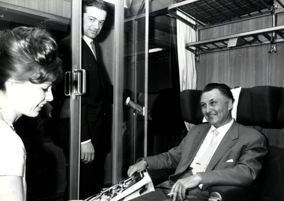HUA-169804-Afbeelding van reizigers modellen in een coupé van de internationale trein Rheingold 