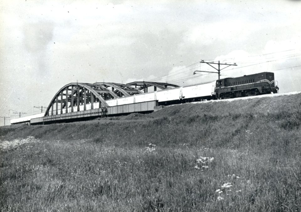 HUA-170935-Afbeelding van een goederentrein, bestaande uit koelwagens van Interfrigo en getrokken door een diesel-electrische locomotief uit de serie 2200-2300 van de N.S. op de spoorbrug over het Amsterdam-Rijn