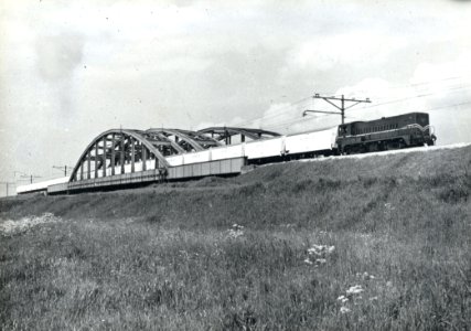 HUA-170935-Afbeelding van een goederentrein, bestaande uit koelwagens van Interfrigo en getrokken door een diesel-electrische locomotief uit de serie 2200-2300 van de N.S. op de spoorbrug over het Amsterdam-Rijn