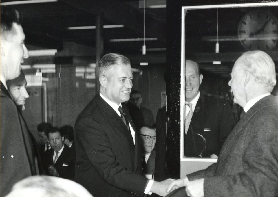 HUA-171129-Afbeelding van president-directeur ir. J. Lohmann van de N.S. die de felicitaties in ontvangst neemt bij de opening van het nieuwe N.S.-station Driebergen-Zeist te Driebergen-Rijsenburg