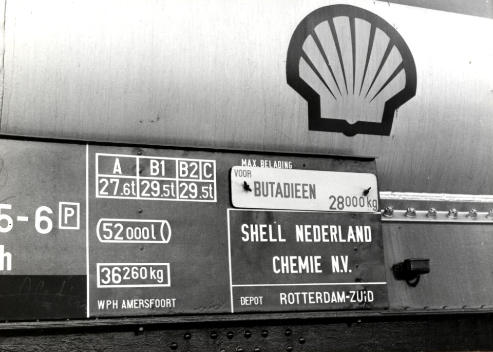 HUA-170997-Afbeelding van de opschriften op een ketelwagen van Shell Nederland Chemie N.V. voor het vervoer van Butadieen te Rotterdam