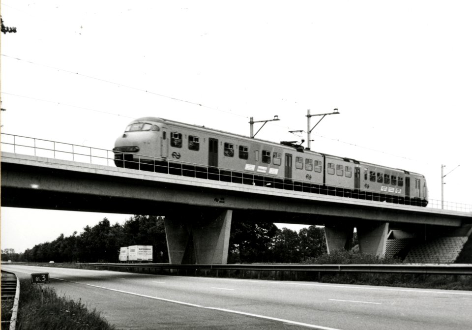 HUA-169181-Gezicht op het nieuwe viaduct over de A12 in de spoorlijn tussen De Haar aansluiting en Veenendaal, met een electrisch treinstel mat. 1964 (plan V) van de N.S