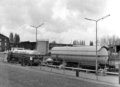 HUA-171003-Afbeelding van het overladen van vloeibaar gas van een drukgasketelwagen van VTG naar een tankauto te Sittard