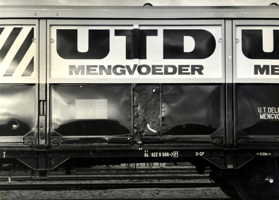 HUA-169852-Afbeelding van de opschriften op de gesloten goederenwagen schuifwandwagen nr 21 84 022 0 500 7 van UTD Mengvoeder op het terrein van de hoofdwerkplaa