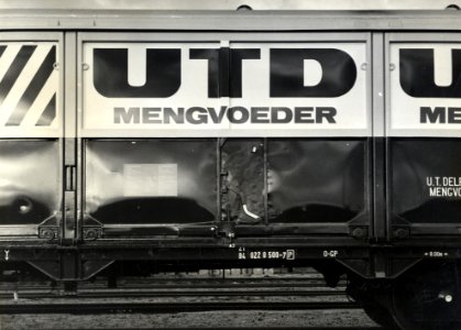 HUA-169852-Afbeelding van de opschriften op de gesloten goederenwagen schuifwandwagen nr 21 84 022 0 500 7 van UTD Mengvoeder op het terrein van de hoofdwerkplaa
