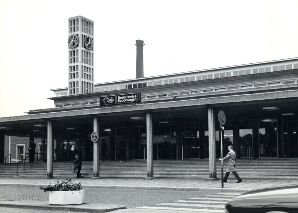 HUA-170728-Gezicht op het N.S.-station Leiden, met het nieuwe N.S.-embleem op de luifel