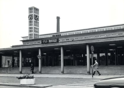 HUA-170728-Gezicht op het N.S.-station Leiden, met het nieuwe N.S.-embleem op de luifel
