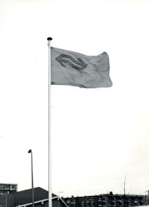 HUA-170727-Afbeelding van een vlag met het embleem van NS bij het NS station Utrecht Overvecht te Utrecht