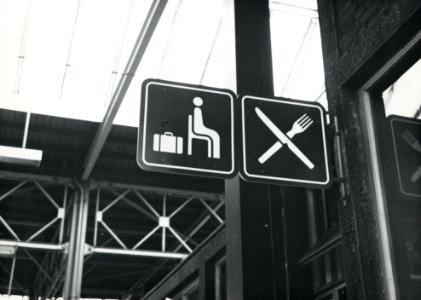HUA-170735-Afbeelding van pictogrammen in de nieuwe huisstijl van NS op het perron van het NS station Leiden