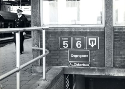 HUA-170737-Afbeelding van pictogrammen in de nieuwe huisstijl van N.S. boven de tunneltrap van het N.S.-station Leiden