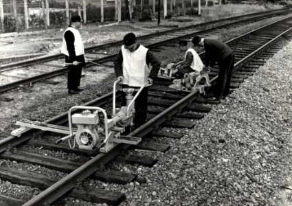 HUA-169017-Afbeelding van enkele wegwerkers van de N.S. tijdens werkzaamheden aan de spoorlijn bij Utrecht Maliebaan