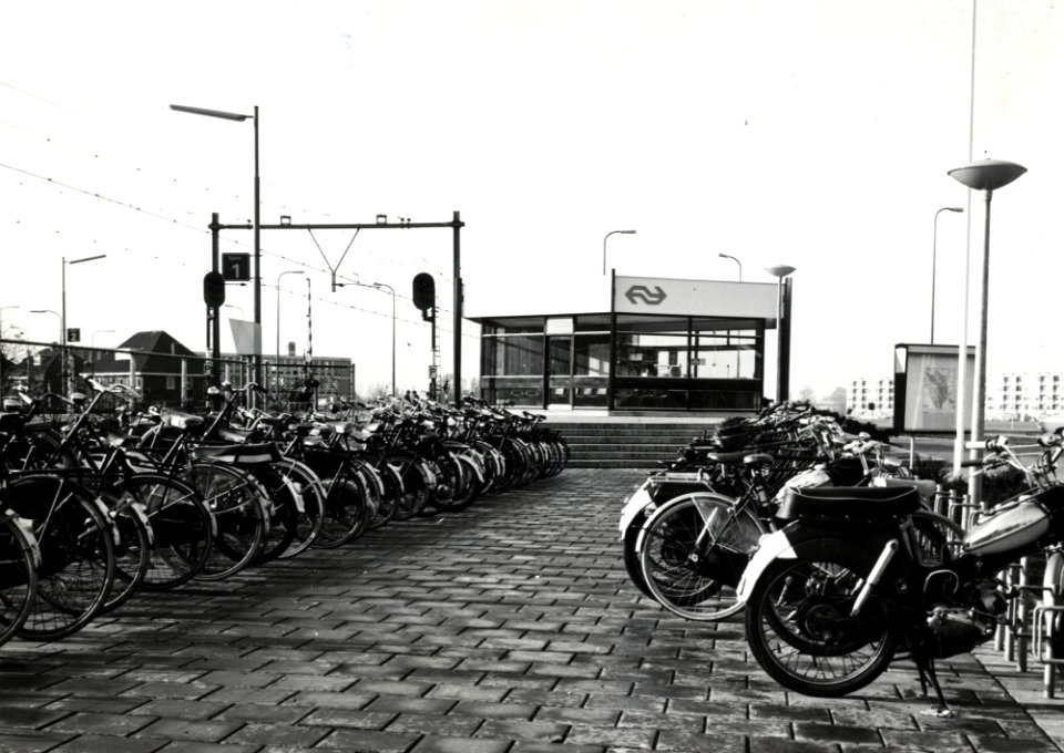 HUA-171219-Gezicht op het N.S.-station Utrecht Overvecht te Utrecht, met op de voorgrond de fietsenstalling
