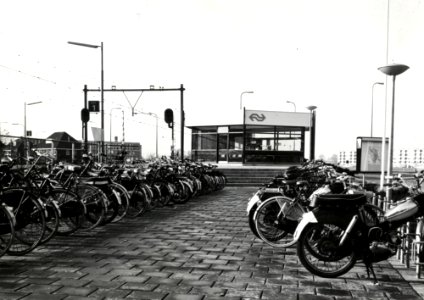 HUA-171219-Gezicht op het N.S.-station Utrecht Overvecht te Utrecht, met op de voorgrond de fietsenstalling